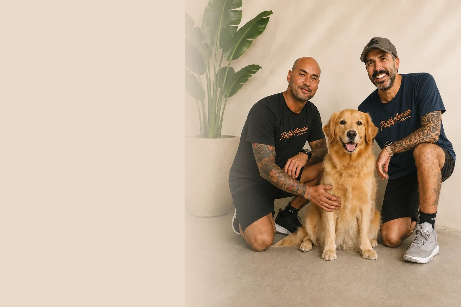 Fundadores da PattaMansa com cachorro