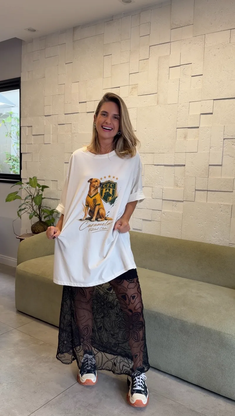 Influencer PattaMansa sorrindo com a camiseta da marca