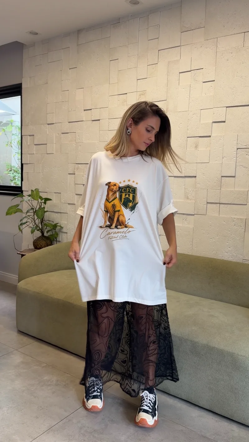 Influencer PattaMansa olhando para a estampa da camiseta